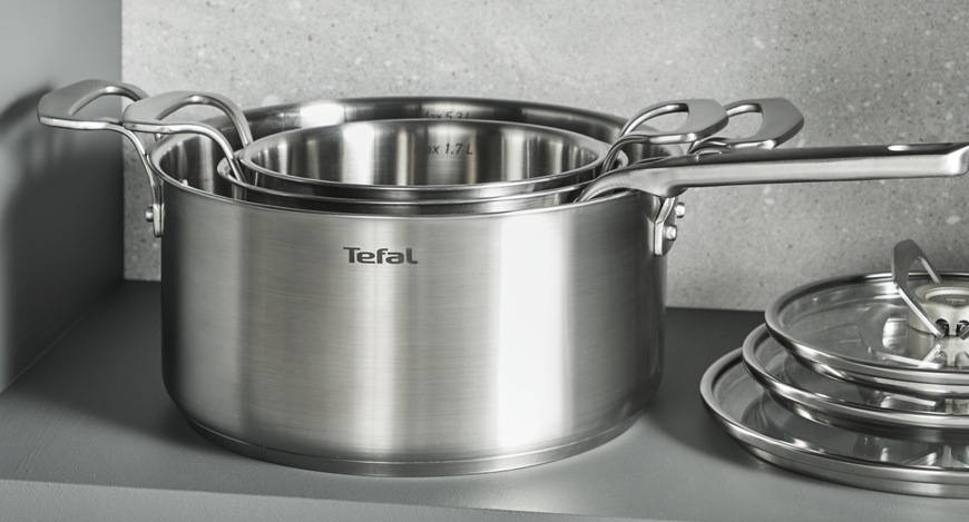 Hrniec s pokrievkou Tefal Extreme E5294204, 16 cm nerez Kastról s pokrievkami položenými na linke.