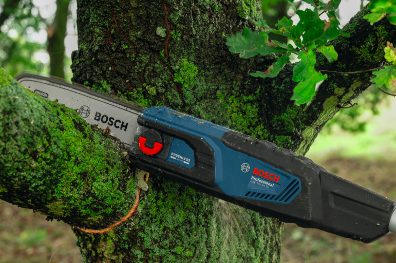 Odvetvovač Bosch Professional GKE 18V-25 TP (bez baterie) Detail rezania vetvy pílou Bosch Professional GKE 18V-25 TP pri práci v teréne
