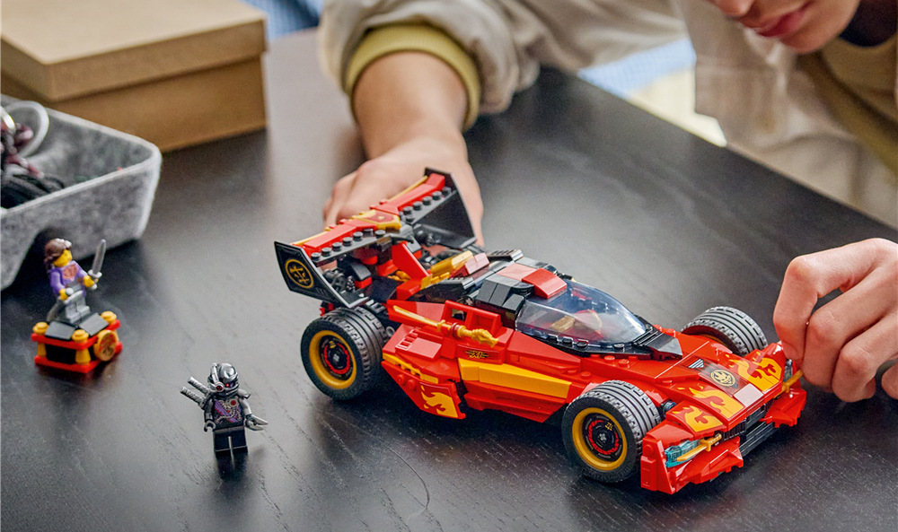 Stavebnica LEGO® NINJAGO® 71867 Kaiův červený bourák: 15 let NINJAGO Výročná stavebnica LEGO NINJAGO prináša novú podobu ikonického Kaiovho červeného porastu, ktorý vychádza z pôvodnej stavebnice LEGO 70727 a poteší fanúšikov akčných vozidiel.
