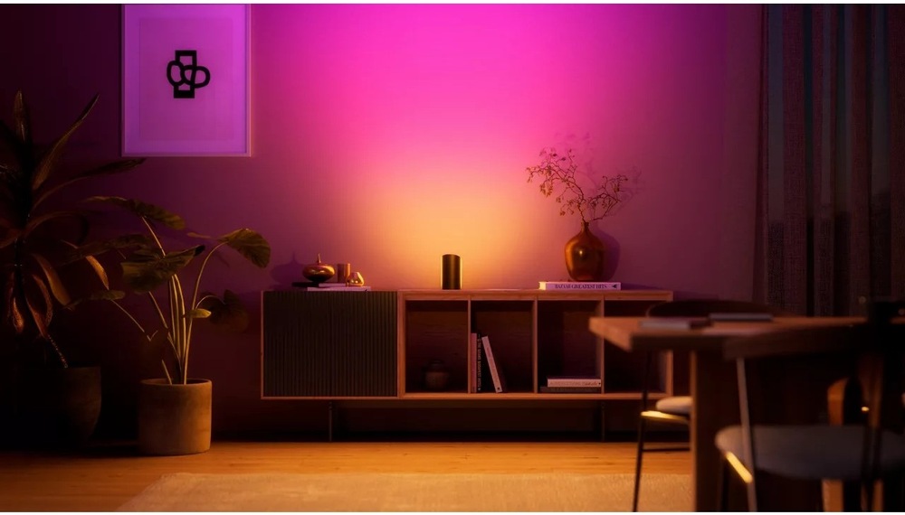Stolové svietidlo Philips Hue Wall washer, 20W, EU/UK, White and Color Gradient čierne Atmosféra obývacej izby s nasvietením priestoru pomocou lampičky Philips Hue Wall washer