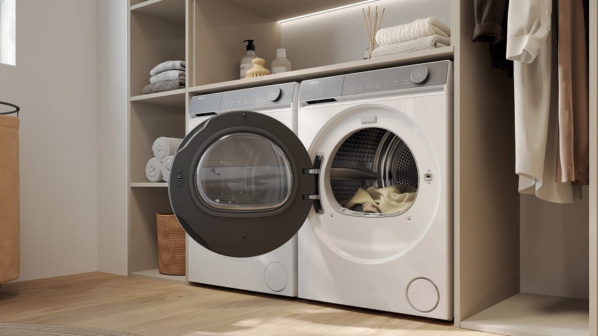 otvorená sušička haier HD80-A367U1-S s bielizňou vo vnútri, ktorá sa nachádza v práčovni vedľa práčky