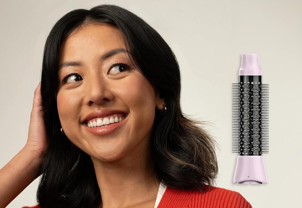 Styler Revlon One-Step RVDR5376E Pink Titanium 5v1 ružová Usmievavá žena s vlasmi po ramená a končekmi vytočenými do strán, vedľa nej je samostatne zobrazená okrúhla kefa