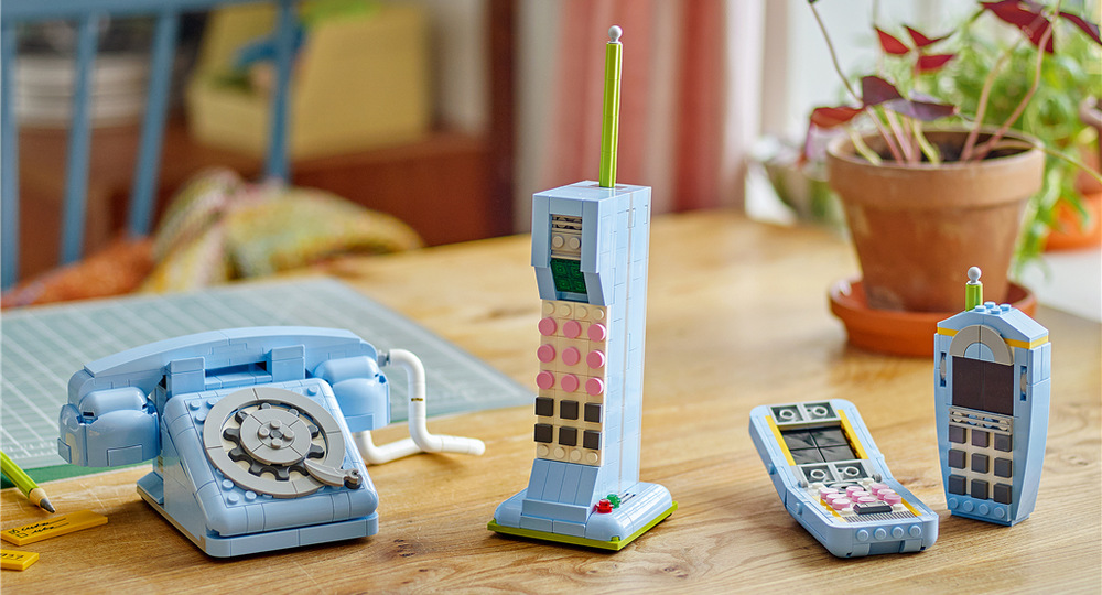 Stavebnica LEGO® Creator 3 v 1 31174 Retro telefón Tri možnosti zostavenia umožňujú model opakovane prestavovať a zakaždým objaviť inú podobu retro telefónu.