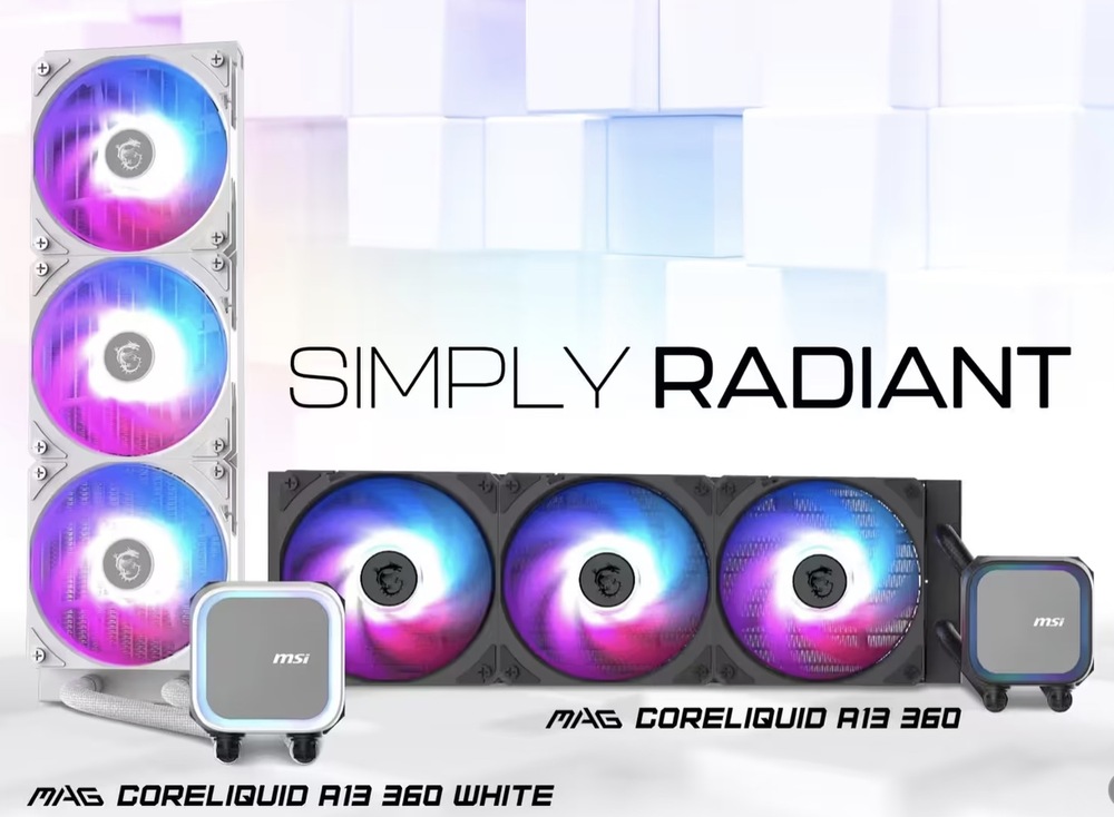 Na obrázku sú vedľa seba dva varianty vodného chladiča MSI MAG CoreLiquid A13 360 – biela a čierna. Obe majú dlhý radiátor s tromi RGB ventilátormi a malú hranatú pumpu s jemne podsvieteným rámčekom. Vľavo je biela verzia postavená nastojato, vpravo čierna verzia položená vodorovne.