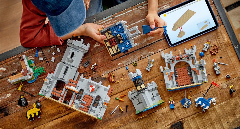 Stavebnica LEGO® Creator 3 v 1 31168 Stredoveký hrad a rytieri na koňoch Hrad ukrýva prepracovaný interiér, dve veže, padací most aj truhlu s pokladom pre rytierske dobrodružstvá.