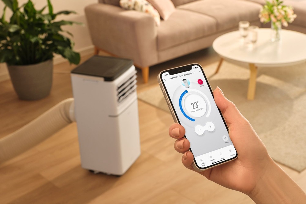 Mobilná klimatizácia Sencor SAC MT1042C Wi-Fi, 10 000 BTU/h biela Mobilná klimatizácia Sencor v obývacej izbe a ovládanie smartfónom pomocou aplikácie sencor home