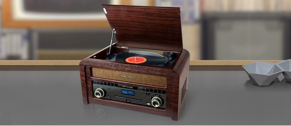 Gramofón MUSE MT-115DAB Detail čelného panelu gramofónu Muse s vysunutým diskom z CD mechaniky a modrým LCD displejom
