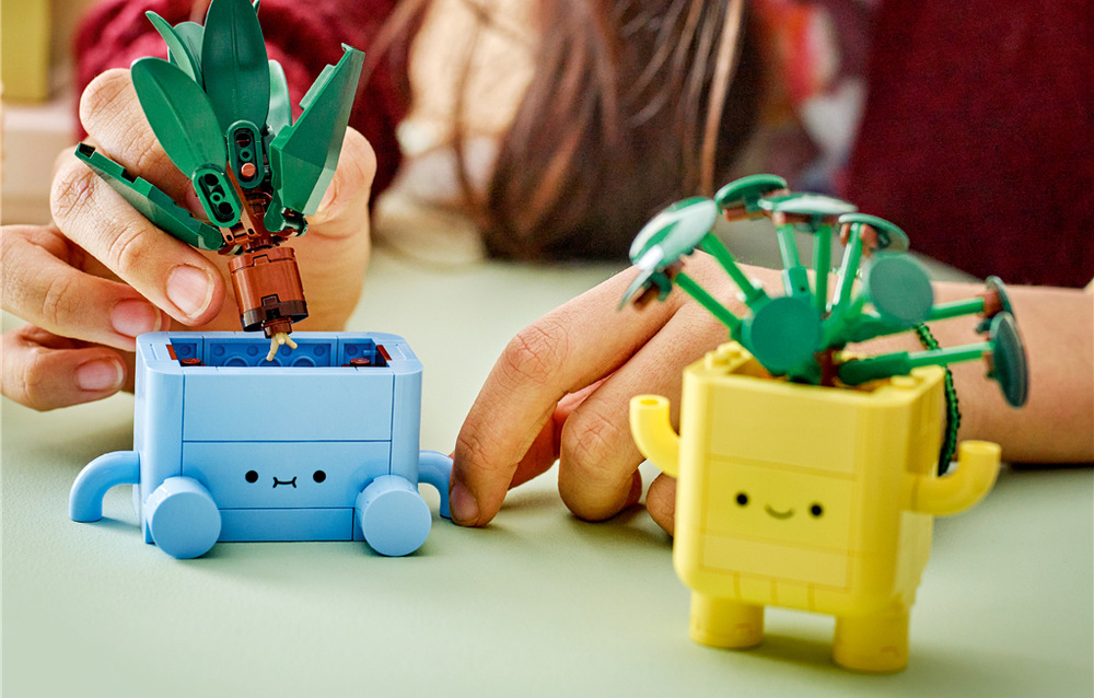 Stavebnica LEGO® Botanicals 10349 Veselé rostlinky Kompaktné rozmery a výrazné farby umožnia rastlinky ľahko vystaviť na stole, poličke alebo komode.