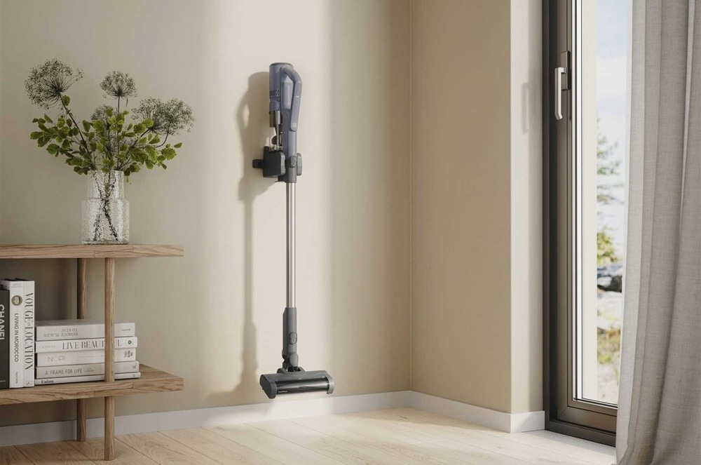 Tyčový vysávač Electrolux 500 Ultimate EP51UH18DB modrý tyčový vysávač Electrolux EP51UH18DB séria 500 na nástennom držiaku pri francúzskom okne