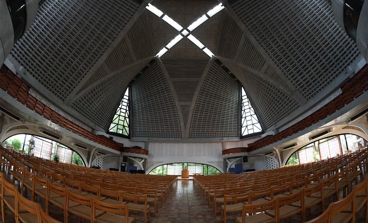 Interiér rozľahlej sály zachytený objektívom Sony FE 8–14 mm f/3.5 Fisheye G s dramaticky prehnutou perspektívou