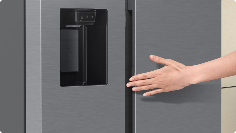 Americká chladnička Samsung RS80F64KEFEO čierna Ruka na dverách chladničky - dotykové otváranie chladničky Samsung RS80F64KEFEO