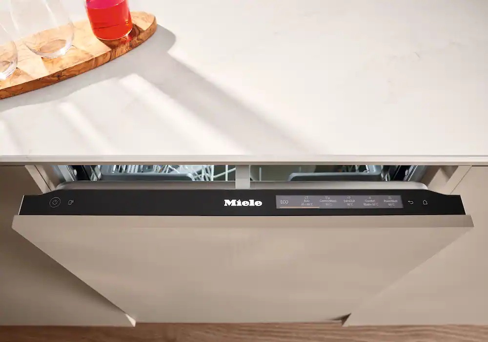 Umývačka riadu Miele G 7601 SCi AutoDos Pootvorené dvierka vstavanej umývačky Miele pri pohľade zhora