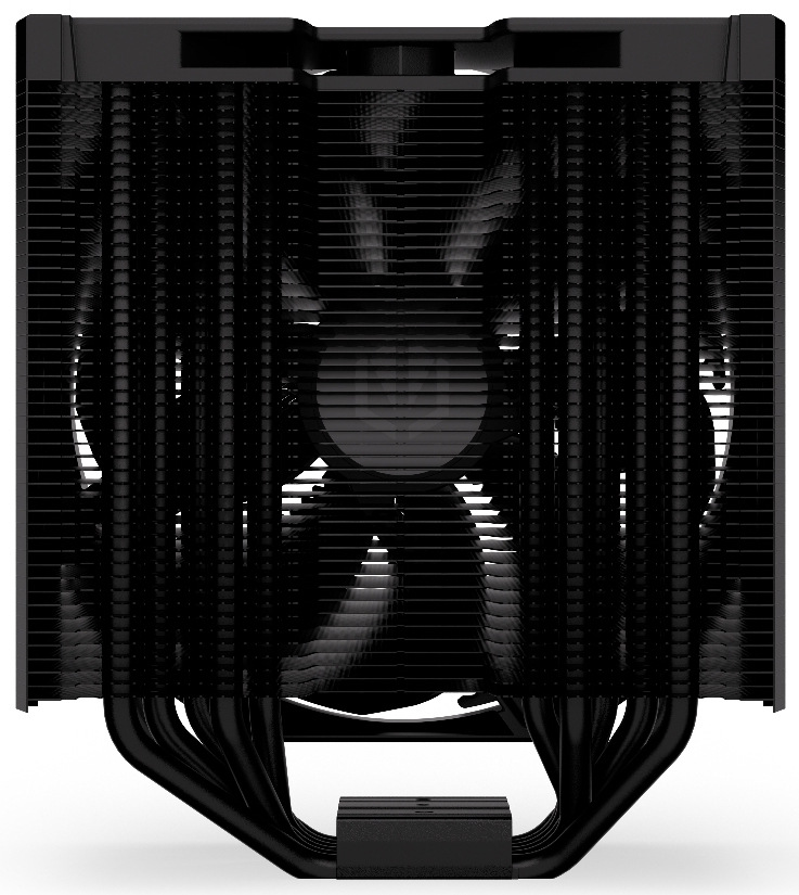 Na obrázku je chladič CPU ENDORFY Fortis 5 Black z pohľadu spredu cez rebrá. Väčšinu plochy tvorí hustá mriežka čiernych kovových rebier – je vidieť, že ide o dvojitú „vežu“ (dva bloky rebier vedľa seba). Uprostred za rebrami je len ako tieň viditeľný ventilátor. Dole vyčnieva šesť zahnutých čiernych trubičiek (heatpipe), ktoré vedú teplo od procesora do rebier.
