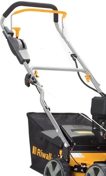 Detail zberného koša a rukoväte na vertikutátore Riwall RPV 4055 PRO