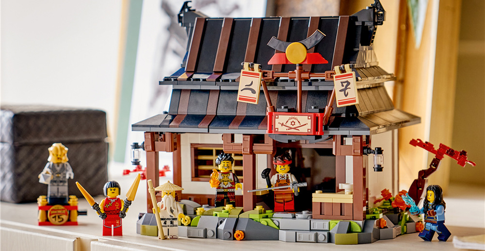 Otvorením prednej časti kováčne sa odhalí spálňa a dielňa plná detailov pripomínajúcich históriu NINJAGO.