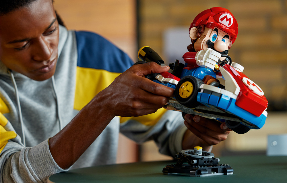 Stavebnica LEGO® Super Mario™ 72037 Mario Kart™: Mario a Standard Kart Motokára Standard Kart na podstavci pôsobí ako pri závodnom manévri a oživí herný kút aj zbierku.