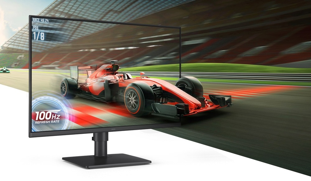 Monitor Samsung Essential monitor S4 (S40GD) čierny Červená závodná formula sa rúti po závodnom okruhu, naživo zobrazená na monitore s vysokým rozlíšením. Obrazovka ilustruje obnovovaciu frekvenciu 100 Hz.