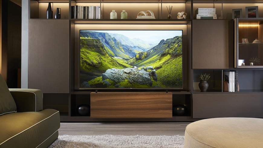 Televízia Haier H75M92FUX v obývačke s obrazom prírodnej krajiny