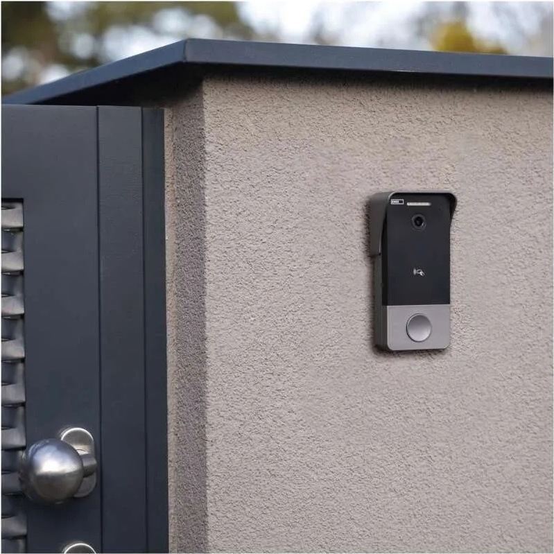 Videozvonček EMOS GOSMART IP-20PoE sivý Videozvonček GoSmart IP-20 s kamerou a číselnou klávesnicou namontovaný na stene pri vstupnej bránke rodinného domu
