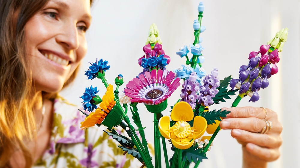 Stavebnica LEGO® Botanicals 10313 Kytice lučního kvítí Kyticu je možné spojiť s ďalšou stavebnicou LEGO Botanicals a vytvoriť ešte väčšiu kvetinovú dekoráciu.