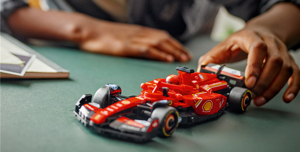 Model Ferrari verne zachytáva charakteristické prvky monopostu Formule 1 zo sezóny 2024.