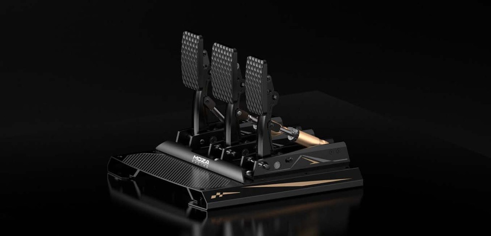 Pedále Moza Racing CRP2 Clutch Pedal hliník Záber na sadu pedálov na tmavom pozadí.