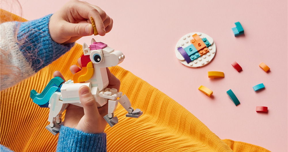 Stavebnica LEGO® Creator 3 v 1 31140 Kouzelný jednorožec Stavebnica pre školákov od siedmich rokov ponúka digitálny návod v aplikácii LEGO Builder a podporuje kreatívne hranie.