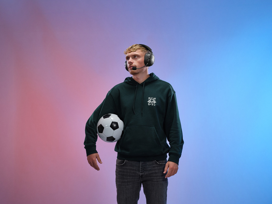 Hráč s headsetom Trust GXT 499 Forta Wireless for PS5 na farebnom pozadí