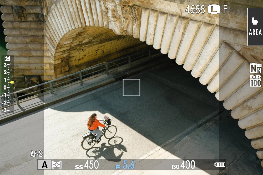 Digitálny fotoaparát Fujifilm X-E5, telo strieborný X-E5 ponúka 6.2K video, 4K/60p aj 240p spomalené Full HD v kompaktnom tele pre profesionálnu tvorbu na cestách.