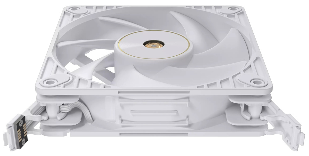 Na obrázku je Ventilátor Asus ProArt PF120 White (120 mm) z nízkeho bočného uhla. Vidíte biely štvorcový rám a vo vnútri bielej lopatky; uprostred je okrúhly náboj so zlatistým krúžkom a kovovým stredom. Z boku je dobre viditeľná neštandardná konštrukcia pre ľahké spájanie – ventilátor má zásuvné/klipové úchyty a na ľavej strane je vidieť malý konektorový modul (kontakty), ktorý slúži na prepojenie viacerých ventilátorov bez samostatných káblov. Celkovo pôsobí ako „modulárny“ ventilátor, ktorý sa dá rýchlo skladať do zostavy.