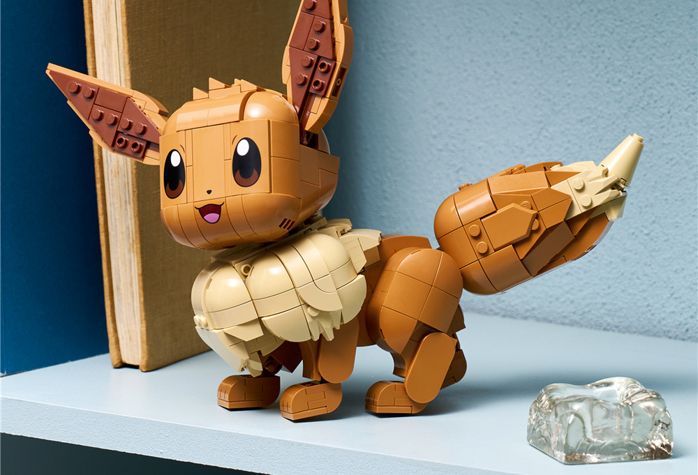 Stavebnica LEGO® Pokémon™ 72151 Eevee Eevee z kociek LEGO ponúka pohyblivé časti na vytvorenie rôznych roztomilých póz