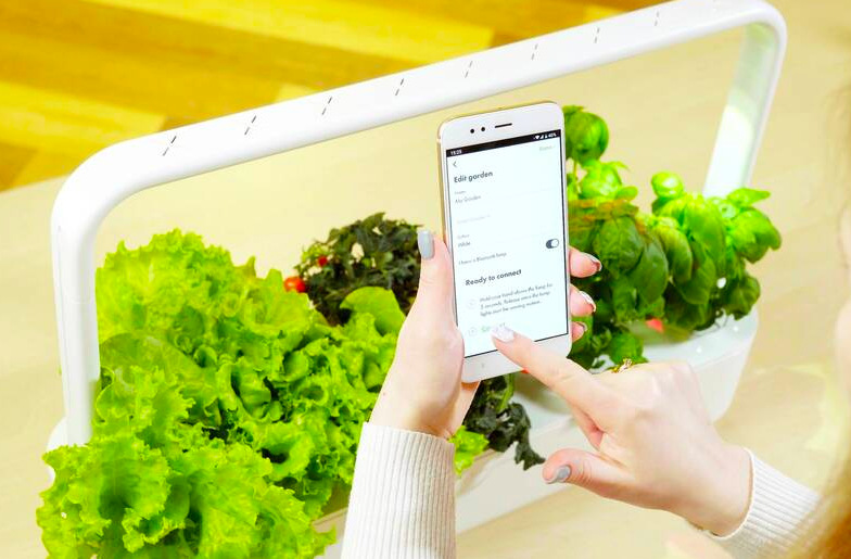 Chytrý kvetináč Click and Grow Smart Garden 9 Pro - biely