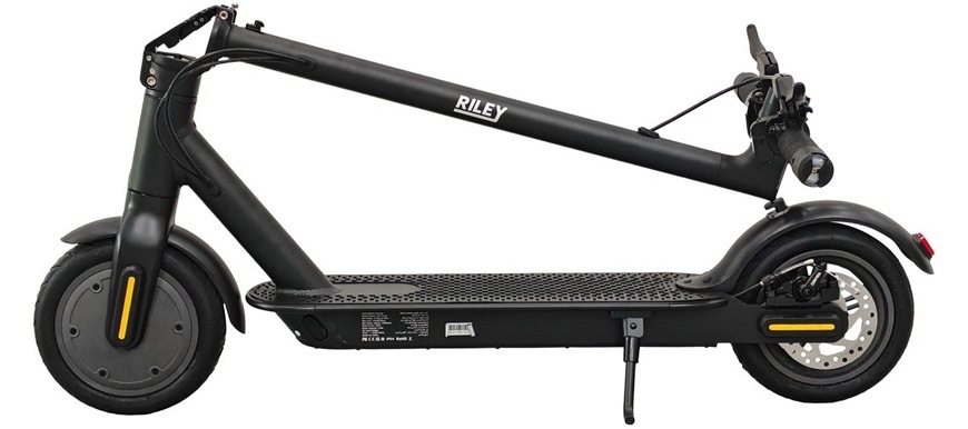 Elektrická kolobežka RILEY RSX Plus čierna Detail obrázku zloženej kolobežky.