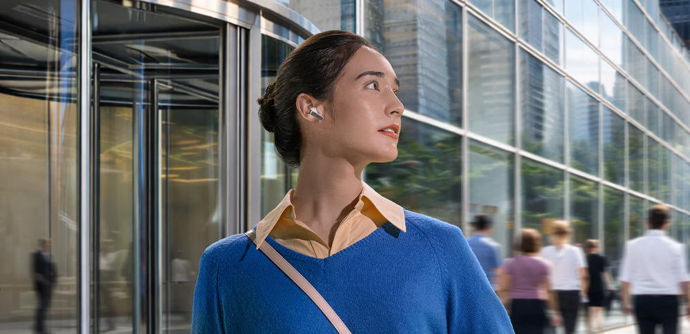 Slúchadlá Samsung Galaxy Buds4 biela Žena súca po ulici so slúchadlami Samsung Galaxy Buds4 vybavenými potlačením hluku ANC