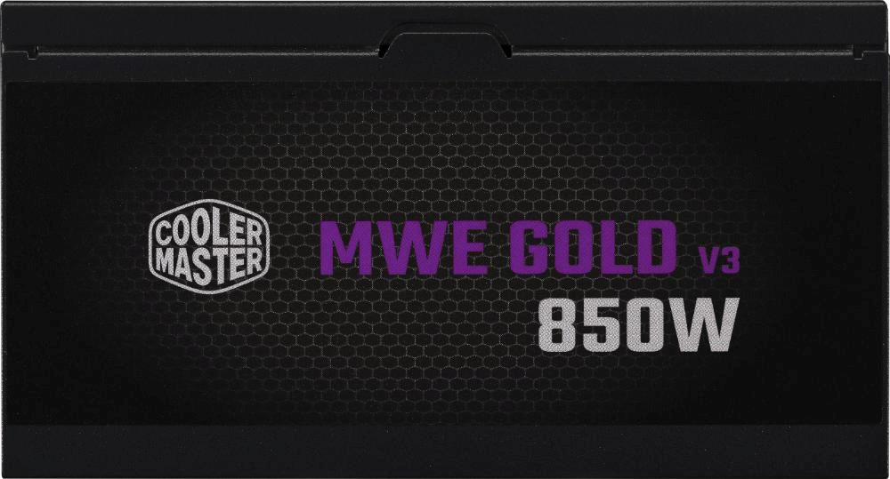 Na obrázku je bočná strana napájacieho zdroja Cooler Master s tmavým povrchom a jemným šesťuholníkovým vzorom. Vľavo je logo Cooler Master, vedľa veľký nápis MWE GOLD V3 850W vo fialovej a bielej farbe. Dizajn pôsobí jednoducho, moderne a technicky.