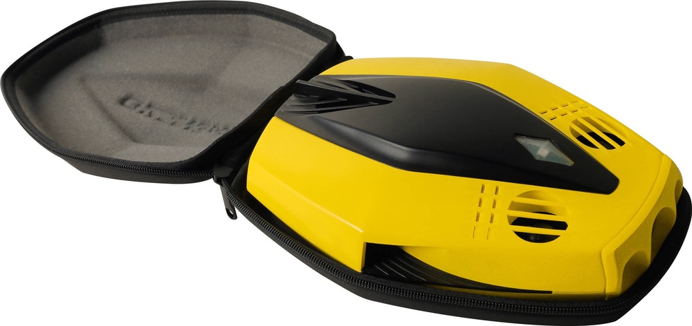Žltý podvodný dron Chasing Dory uložený v otvorenom čiernom ochrannom púzdre na zips.