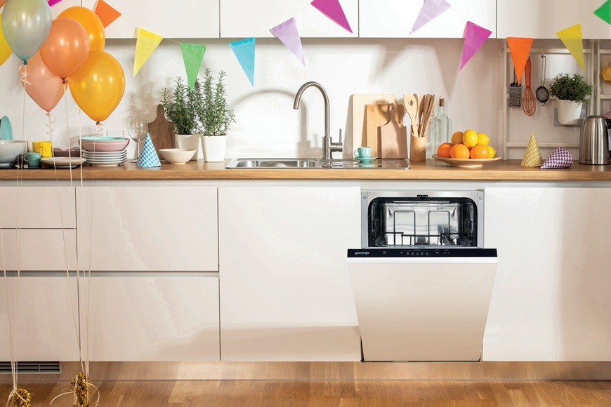 Umývačka riadu Gorenje Essential GV520E15 Vstavaná umývačka riadu Gorenje GV520E15 sa nachádza v modernej kuchyni, kde práve prebieha oslava.
