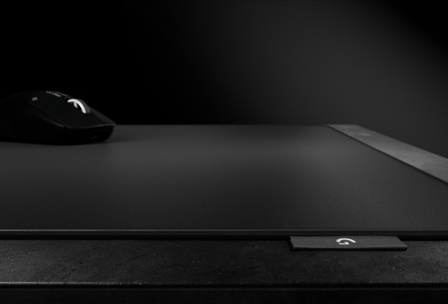 Nízky bočný pohľad na podložku Logitech PRO X Control so zaobleným okrajom a logom Logitech G