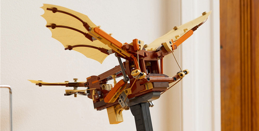 Stavebnica LEGO® Icons 10363 Lietajúci stroj Leonarda da Vinciho Model ponúka dospelým sústredené stavanie, zaujímavé technické detaily a výstavné využitie v interiéri.