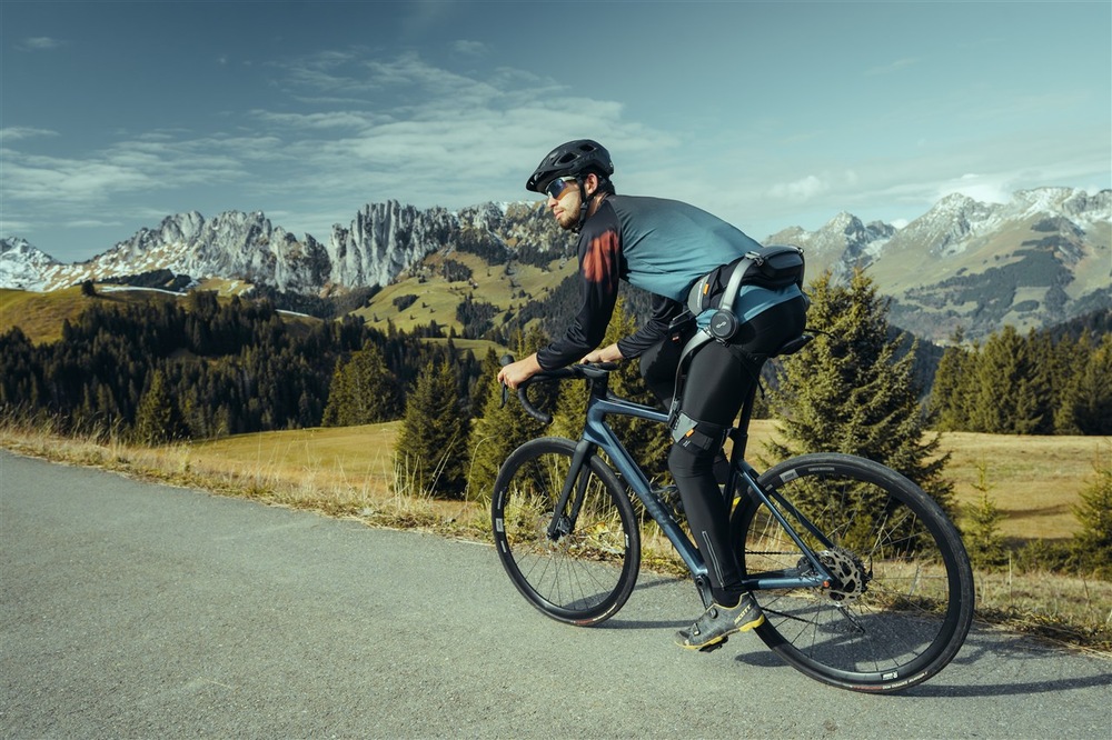 Exoskeleton Hypershell X Go a muž idúci na bicykli