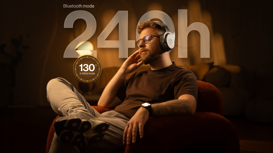 Headset ENDORFY VIRO Wireless Alt Grey sivý Užívateľ s nasadeným headsetom ENDORFY VIRO Wireless Alt Grey a znázornenou výdržou až 240 hodín v režime Bluetooth a až 130 hodín pri 2,4 GHz pripojení