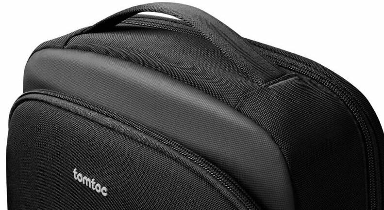 Batoh na notebook tomtoc Explorer - T60 Laptop Backpack čierny Detail horného madla a zipsov YKK na batohu tomtoc Explorer T60 s odolnou textíliou