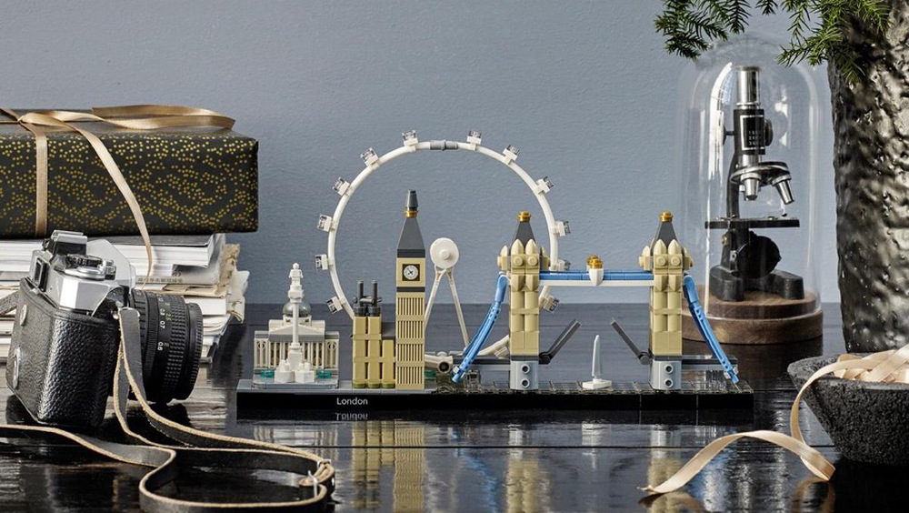 Stavebnica LEGO® Architecture 21034 Londýn Tower Bridge má pohyblivú hornú časť, ktorú je možné otvoriť a vytvoriť priestor na preplávanie lode po Temži.