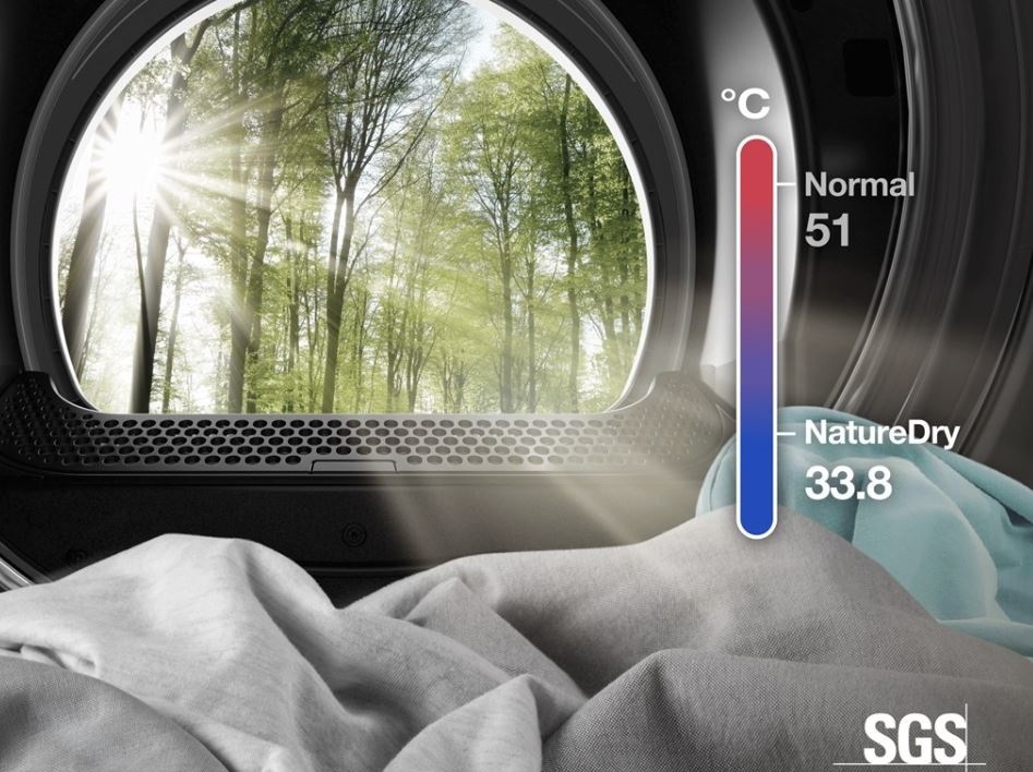 Sušička bielizne Gorenje G400 D48C NatureDry biela princíp sušenia NatureDry pri nižšej teplote. Pohľad z vnútra sušičky von do prírody. Vedľa je ukazovateľ teploty sušenia.