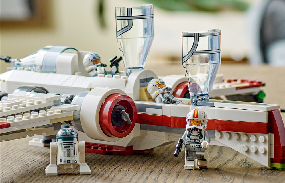 Stavebnica LEGO® Star Wars™ 75402 ARC-170 Starfighter™ Šesť krídiel, ovládateľný režim letu a pružinové vystreľovače robia zo stíhačky poriadne akčný model.
