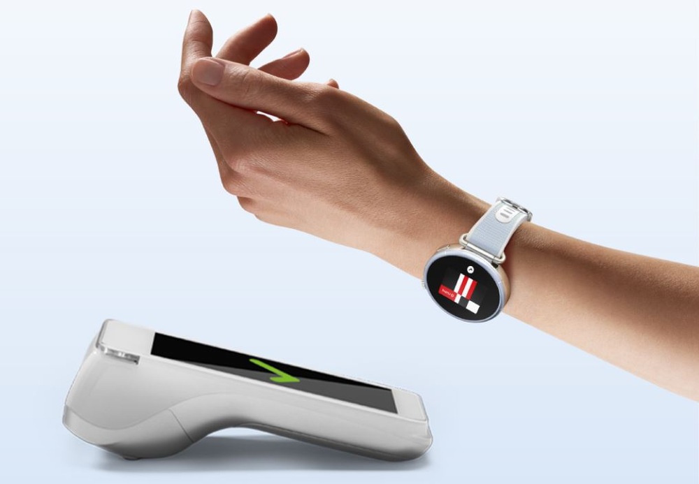 Chytré hodinky Huawei Watch GT 7 na zápästí pri bezkontaktnej platbe pomocou platobného terminálu