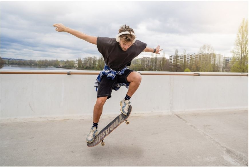 Slúchadlá Sencor SEP PANNION biela Muž používa slúchadlá Sencor SEP PANNION na skateboarde