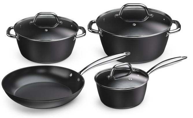 Súprava riadu s nepriľnavým povrchom ETA Ingot 8930 90000, v ktorej sa nachádza rajnica s pokrievkou s priemerom 16 cm, dva hrnce s priemerom 20 a 24 cm a panvica s priemerom 26 cm