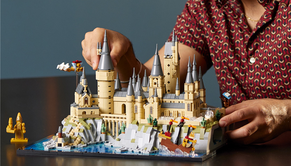 Stavebnica LEGO® Harry Potter™ 76419 Bradavický hrad a okolí Detailná replika Rokfortu verne zachytáva ikonický hrad aj jeho kúzelné okolie.