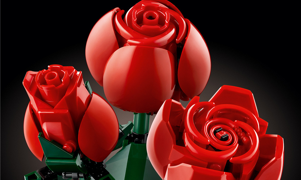 Stavebnica LEGO® Botanicals 10328 Kytice růží Zostavovanie jednotlivých kvetov vám ponúkne príjemný spôsob, ako spomaliť a užiť si chvíľu kreatívneho tvorenia